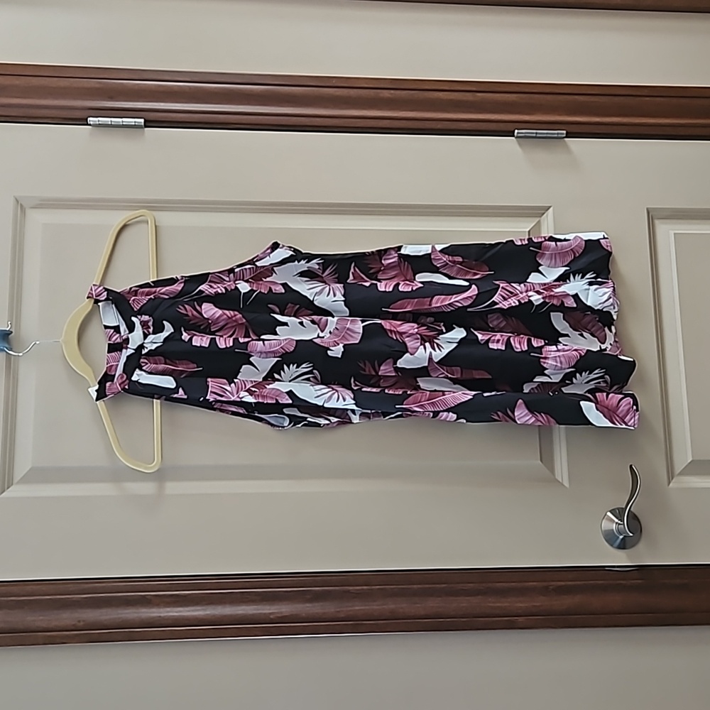 New, never worn Women's size L leaf patterned dress